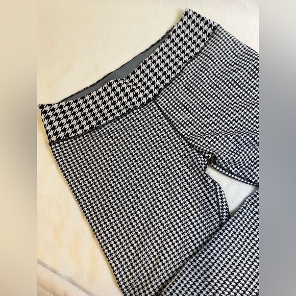 Nike Full Length Legging in black & white houndstooth - Picture 2 of 4
